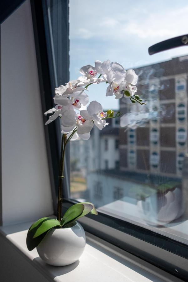 Modern One Bedroom Apartment In Town Centre & 4 Min To The Beach Bournemouth Exteriör bild